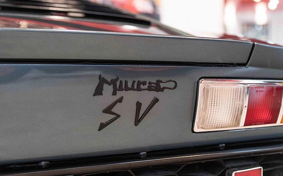 Логотип Lamborghini Miura P400 SV 1972 года  (фото 8 из 16)